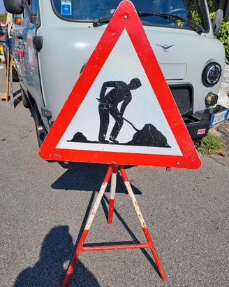 cartello stradale lavori in corso  con supporto