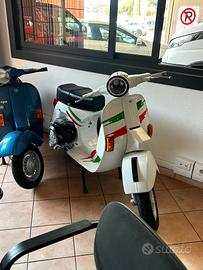 Vespa px125 e arcobaleno da esposizione