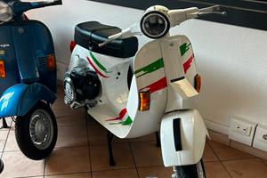 Vespa px125 e arcobaleno da esposizione