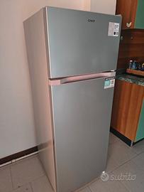 frigo, lavatrice, asciugatrice, tavolo e sedie