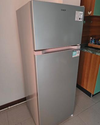 frigo, lavatrice, asciugatrice, tavolo e sedie