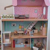 Casa delle bambole in legno con ascensore 