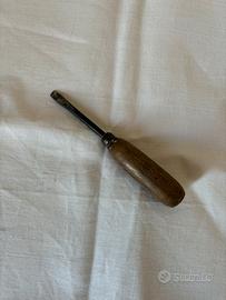 Cacciavite con manico in legno vintage