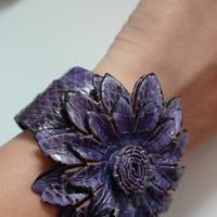 Bracciale in pelle con fiore 