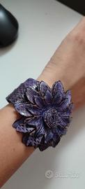 Bracciale in pelle con fiore 
