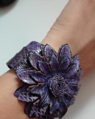 Bracciale in pelle con fiore 