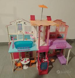 Casa Barbie con vestiti, scarpe e accessori 