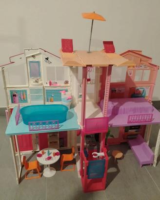 Casa Barbie con vestiti, scarpe e accessori 