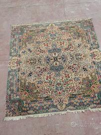 tappeto sotto tavolo 