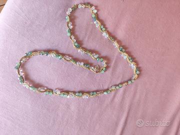 Gioielli tessili realizzati a mano.