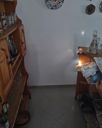 angolo bar in legno con 2 sgabelli