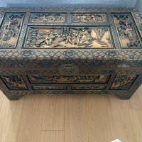 Baule orientale intagliato