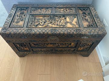 Baule orientale intagliato