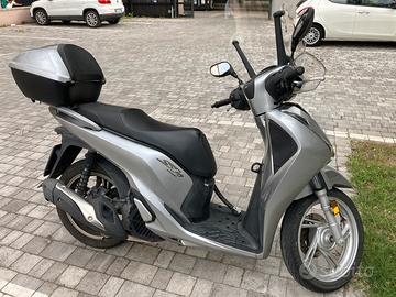 Sh Honda grigio metallizzato con finiture nere