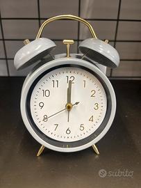 Simpatico orologio da tavolo con sveglia