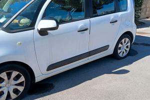 auto con motore non funzionante 