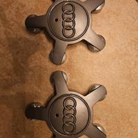 Coppia coprimozzi/copribulloni originali Audi.