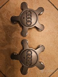Coppia coprimozzi/copribulloni originali Audi.