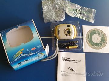 Macchina fotografica digitale + altri articoli