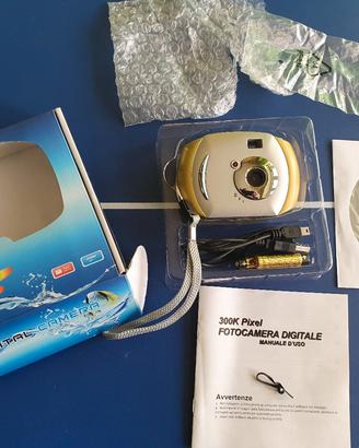 Macchina fotografica digitale + altri articoli
