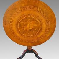 Tavolo Rotondo Intarsiato cavaliere Rolo XIX sec.