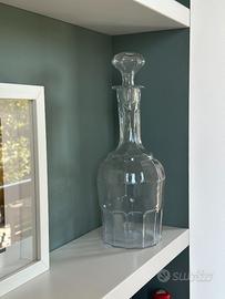 Bottiglia antica in vetro di uranio con tappo