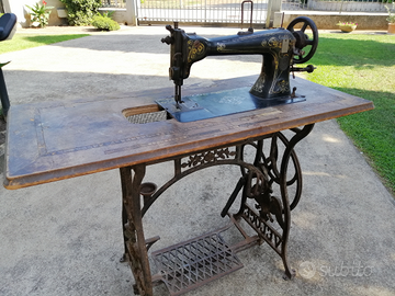 Macchina da cucire antica