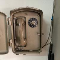 Vecchio telefono a parete ex ferrovie