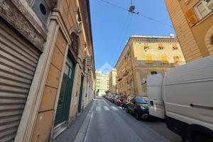 MONOLOCALE A GENOVA