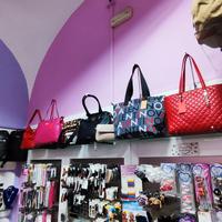 Vasto assortimento di borse nuove con cartellino