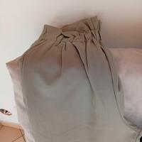 due paia di pantaloni, uno da donna e uno da uomo.