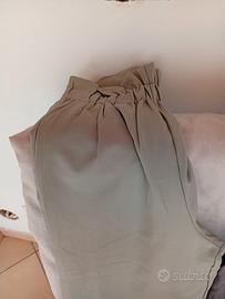 due paia di pantaloni, uno da donna e uno da uomo.