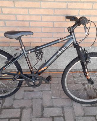 bicicletta MTB per ragazzo.