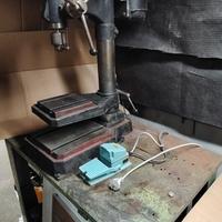 Banco di lavoro in ferro con Trapano a Colonna 