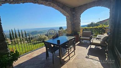 Villa di 250 m² con più di 5 locali e box auto a M