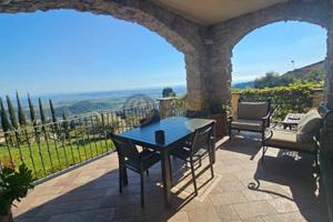 Villa di 250 m² con più di 5 locali e box auto a M