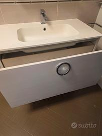 Mobile bagno con specchiera e rubinetteria