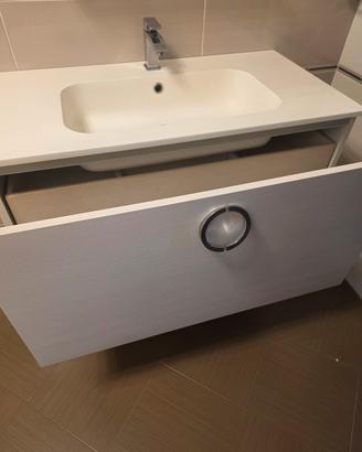 Mobile bagno con specchiera e rubinetteria