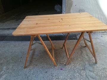 tavolo in legno  su cavalletti