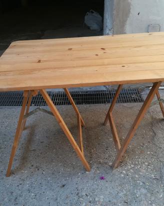 tavolo in legno  su cavalletti