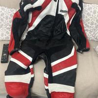 tuta in pelle e stivali moto