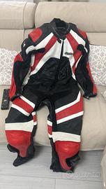 tuta in pelle e stivali moto