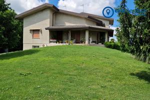 Abitazione divisa in due unità con ampio scoperto