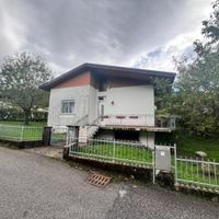 CASA INDIPENDENTE CON GIARDINO IMMERSA NELLA TR...