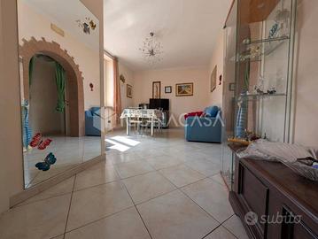 Comodo appartamento con cantina, in zona centrale