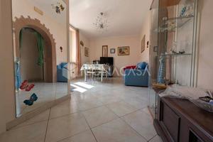 Comodo appartamento con cantina, in zona centrale