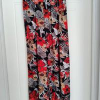 Pantaloni a gamba ampia, con elastico in vita.