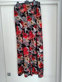 Pantaloni a gamba ampia, con elastico in vita.