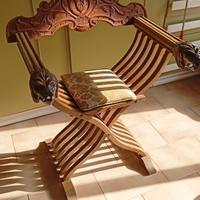 Sedia in legno lavorato 