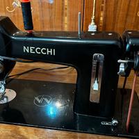 Macchina da cucire d’epoca Necchi con mobile legno